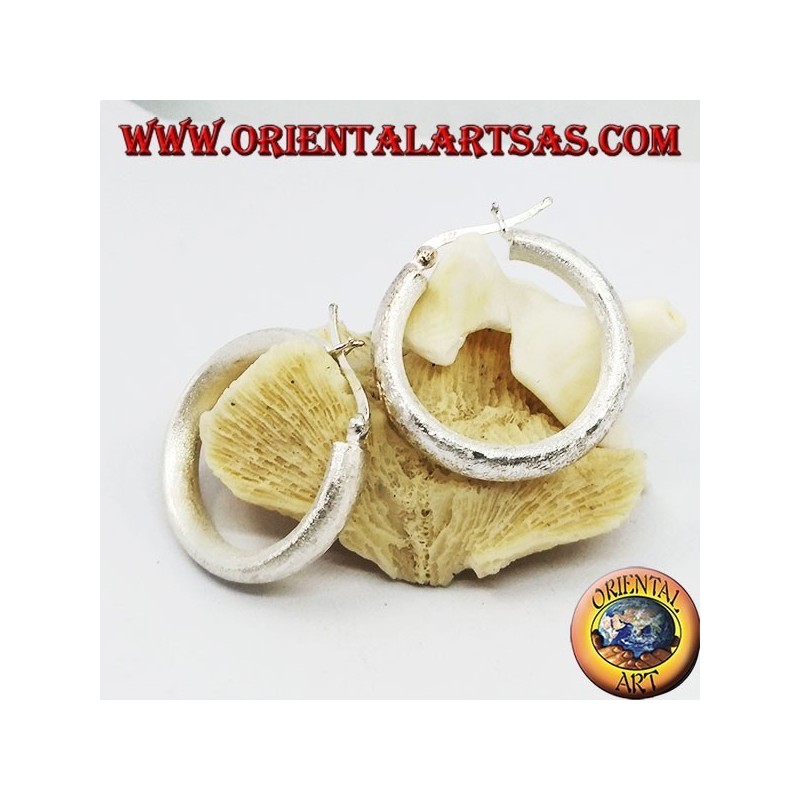 Orecchini in argento a cerchio largo satinato con chiusura a leva da 30 mm