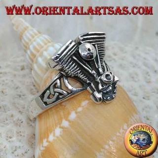 Anello in argento, motore Harley Davidson a V con nodo celtico sui lati