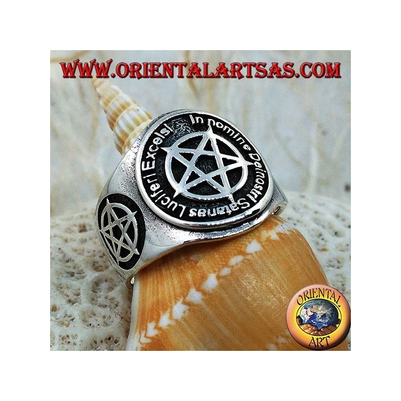 Silberring mit invertiertem Pentagramm und satanistischer Schrift in lateinischer Sprache