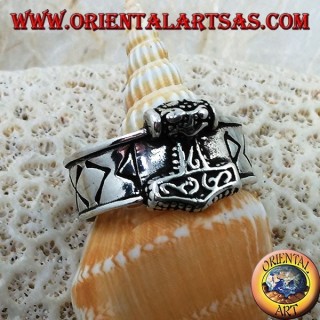 Anillo de plata con runas nórdicas grabadas y martillo de Thor en relieve