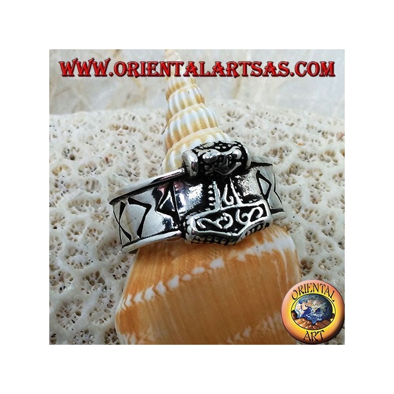 Silbernes Ringband mit gravierten nordischen Runen und Thors Hammer im Relief