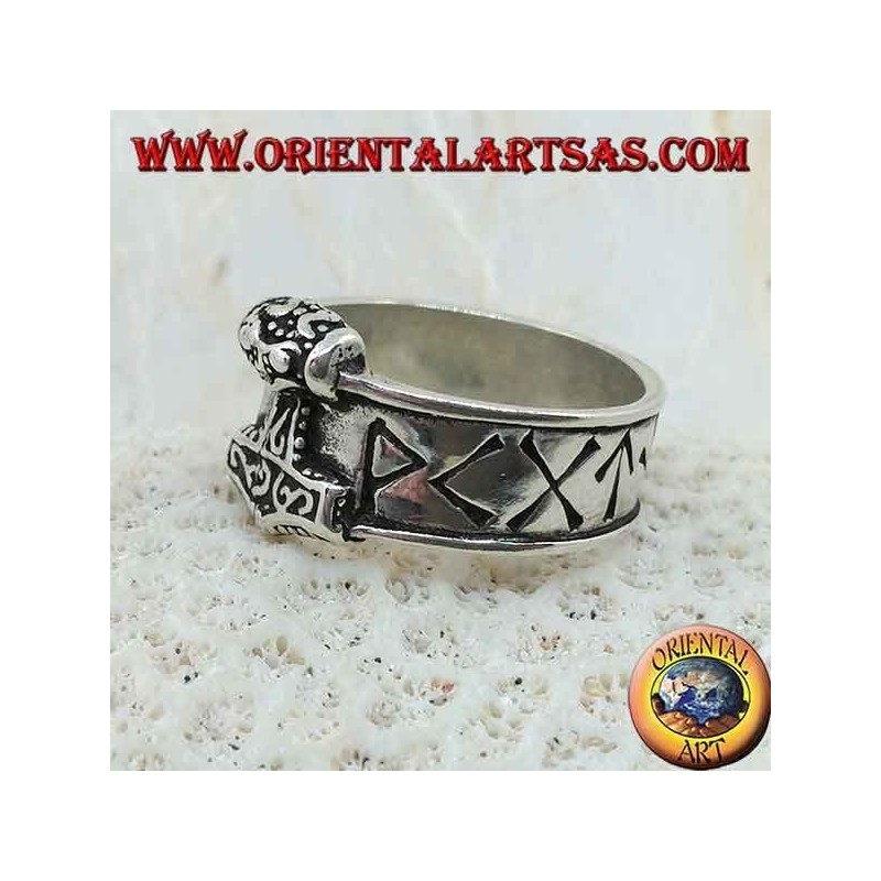 Anello in argento fascia con rune nordiche incise e martello di Thor in rilievo