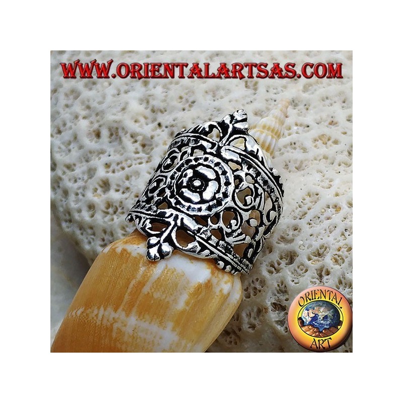 Anillo de plata con adornos florales calados en estilo Liberty