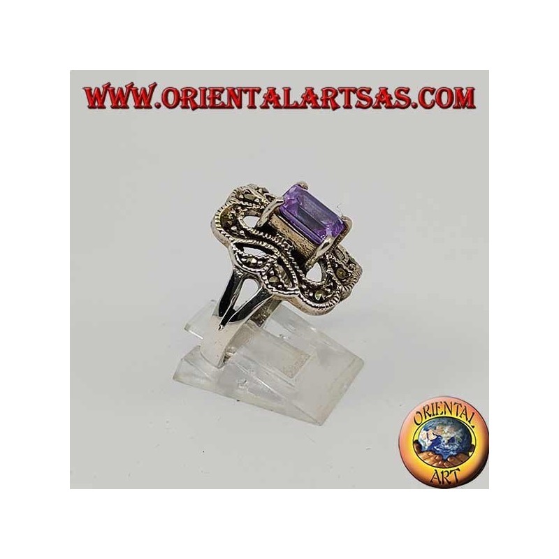 Anello in argento smussato con ametista rettangolare incastonata contornata da marcassite