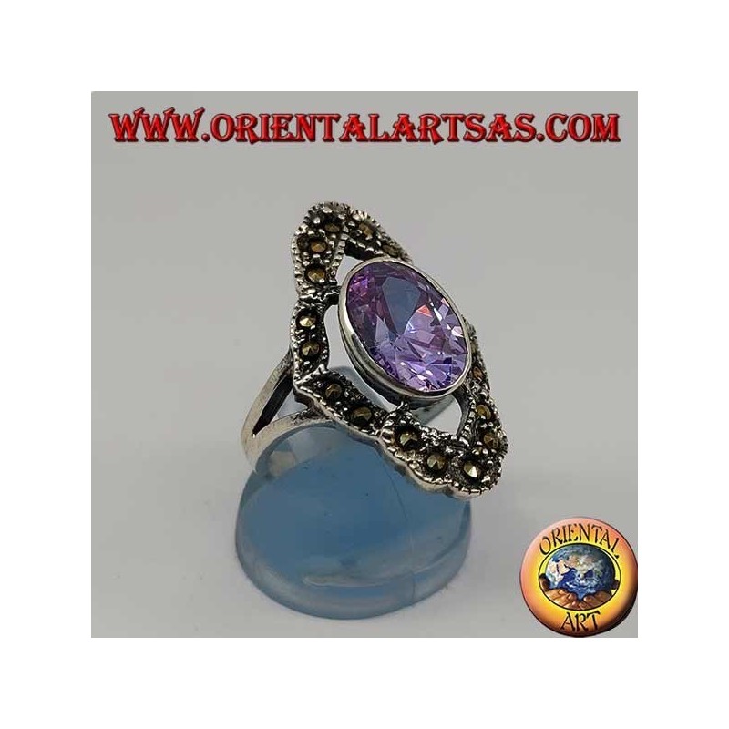Bague en argent rhomboïdal avec améthyste ovale naturelle entourée de marcassite