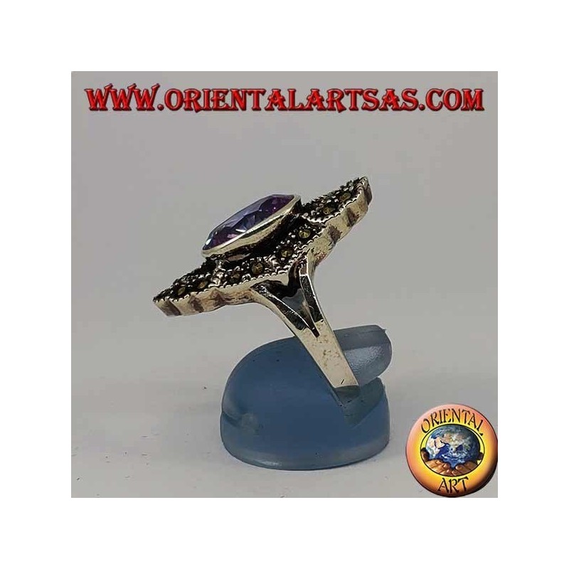 Bague en argent rhomboïdal avec améthyste ovale naturelle entourée de marcassite