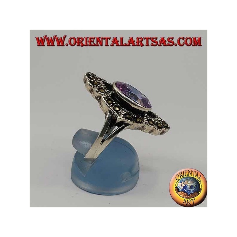 Anello in argento romboidale con ametista ovale naturale contornata da marcassite