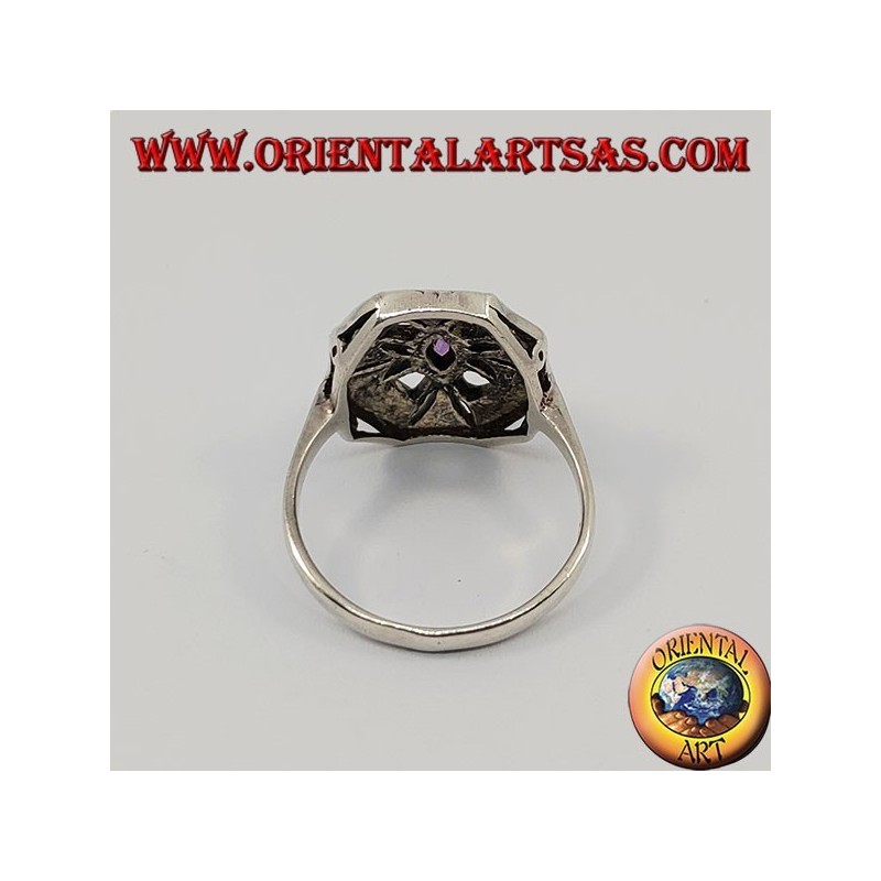 Anello in argento ottagonale con ametista ovale naturale contornata da marcassite