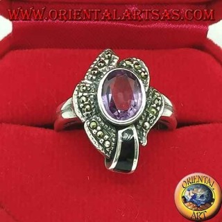 Anillo de plata con amatista ovalada natural y ónice rodeado de marcasita