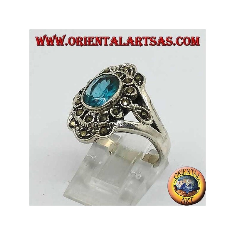 Anello in argento a margherita con topazio blu ovale e marcassite