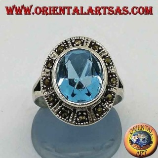 Grande bague ovale en argent avec topaze bleue entourée de marcassite