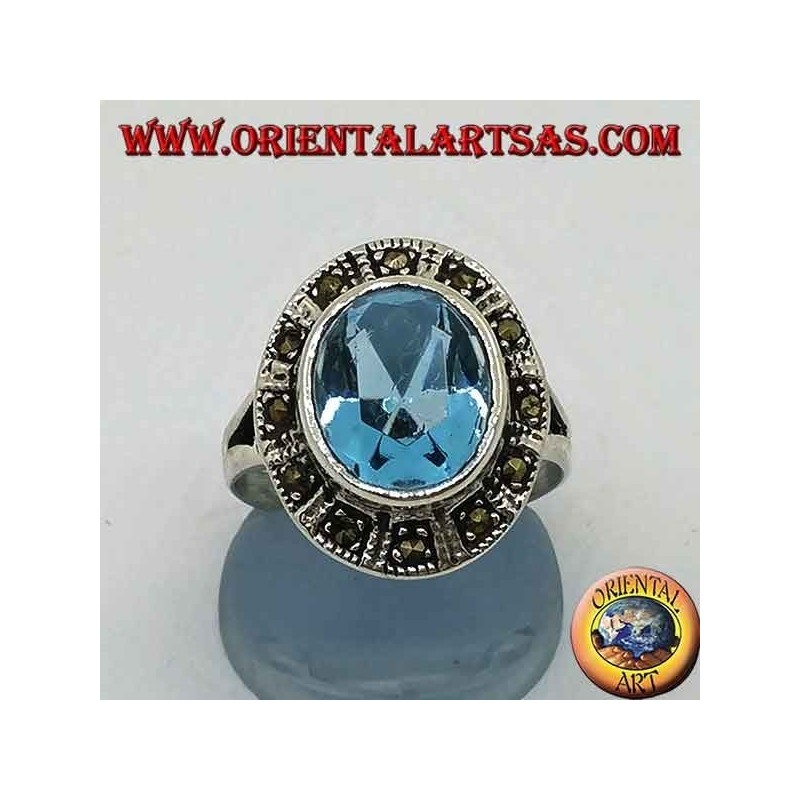 Anello in argento ovale grande con topazio blu contornato da marcassite