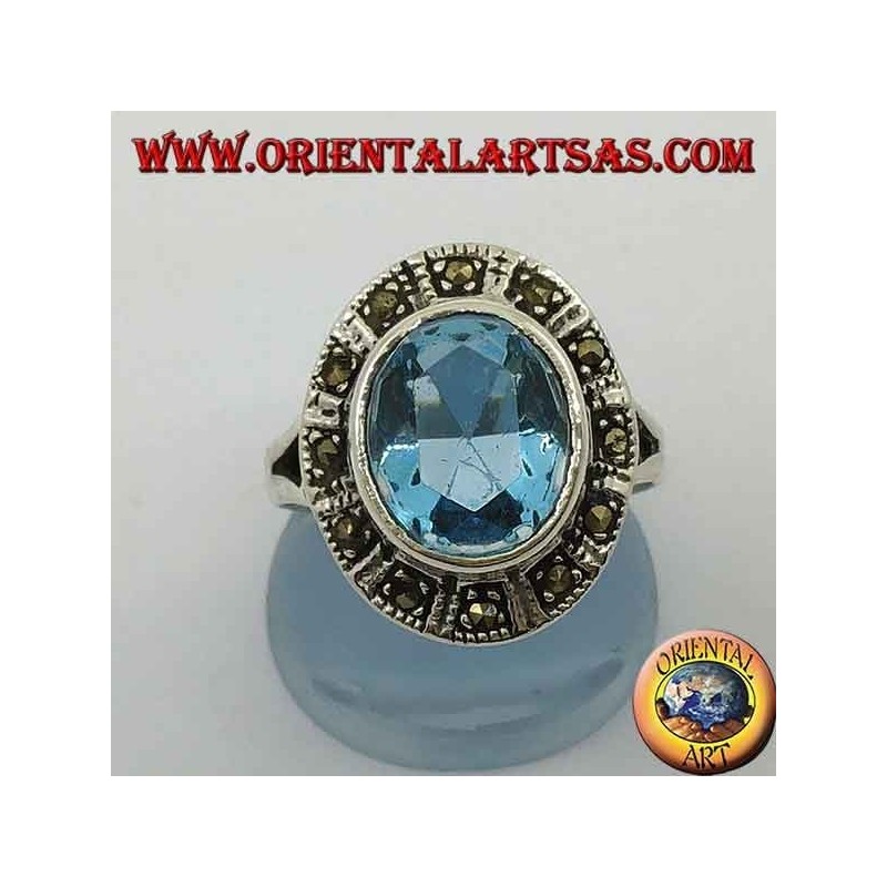 Gran anillo ovalado de plata con topacio azul rodeado de marcasita