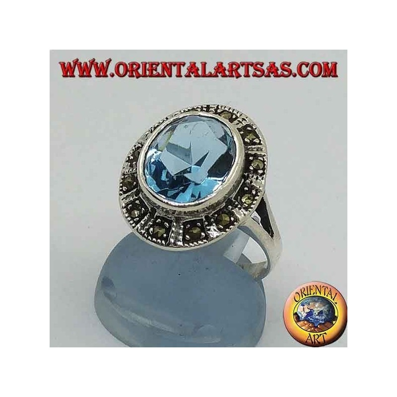Grande bague ovale en argent avec topaze bleue entourée de marcassite