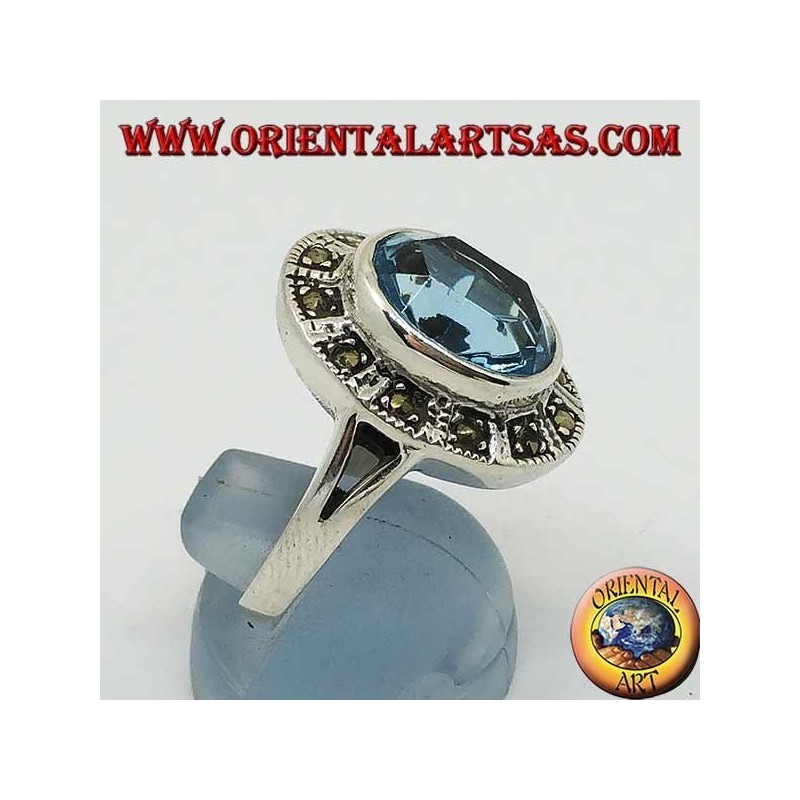 Gran anillo ovalado de plata con topacio azul rodeado de marcasita