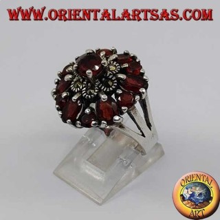 Silberner Doppelblumenring aus Markasit und Granat mit geprägtem rundem Granat