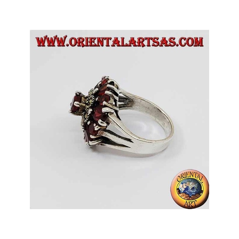 Bague en argent double fleur de marcassite et de grenat avec grenat rond en relief