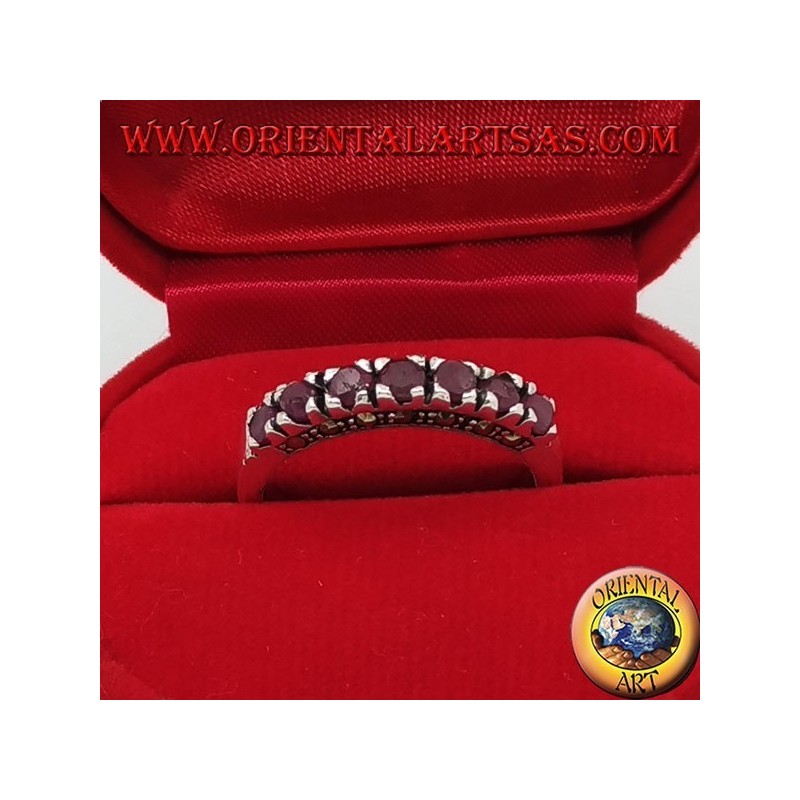 Anello in argento a fascia con una fila di rubini tondi incastonati e marcasite