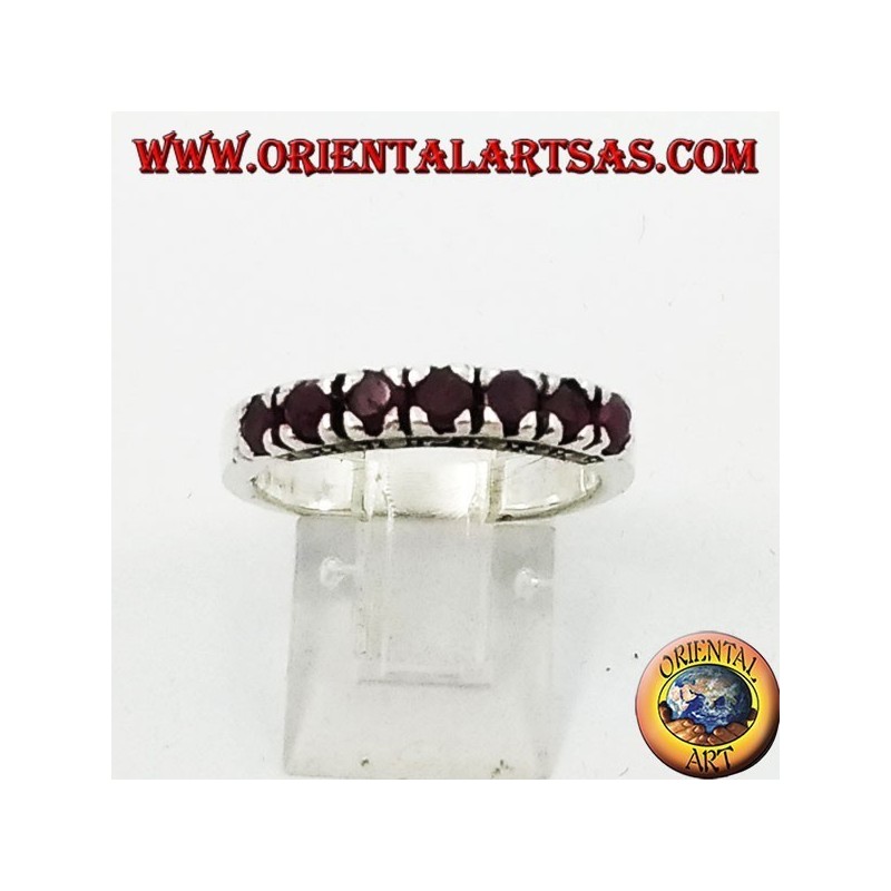 Conjunto de anillo de plata con una hilera de rubíes redondos.