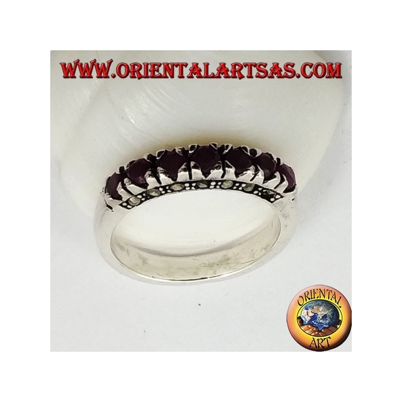 Conjunto de anillo de plata con una hilera de rubíes redondos.
