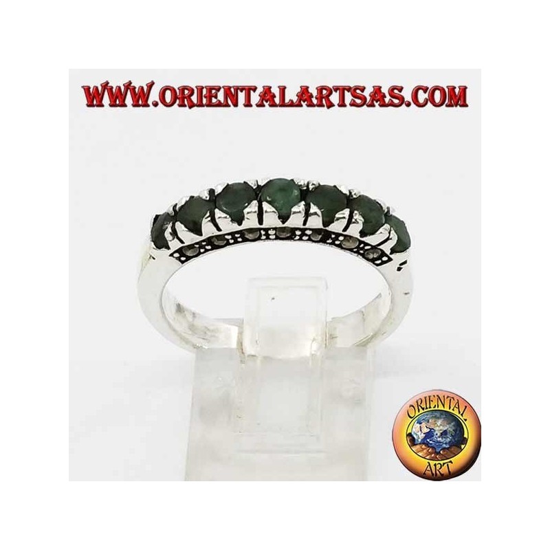 Anillo de plata con una hilera de esmeraldas redondas y marcasita.