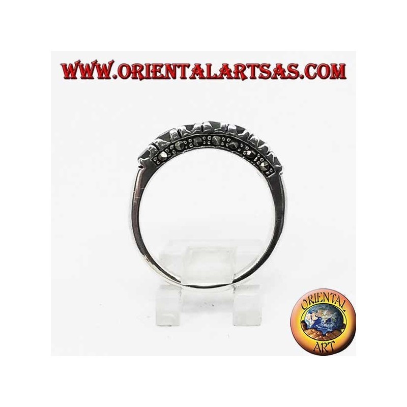 Anillo de plata con una hilera de esmeraldas redondas y marcasita.