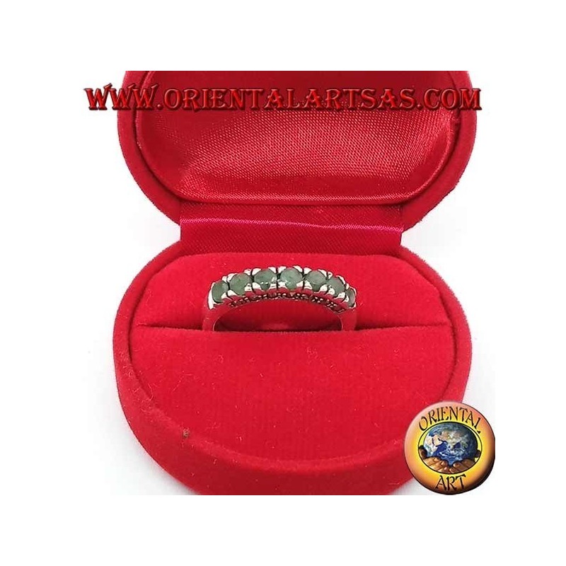 Band silberner Ring mit einer Reihe runder Smaragde und Markasit