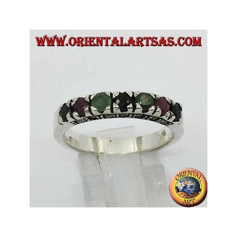 Anillo de plata con una hilera de rubíes, esmeraldas, zafiros redondos y marcasita.