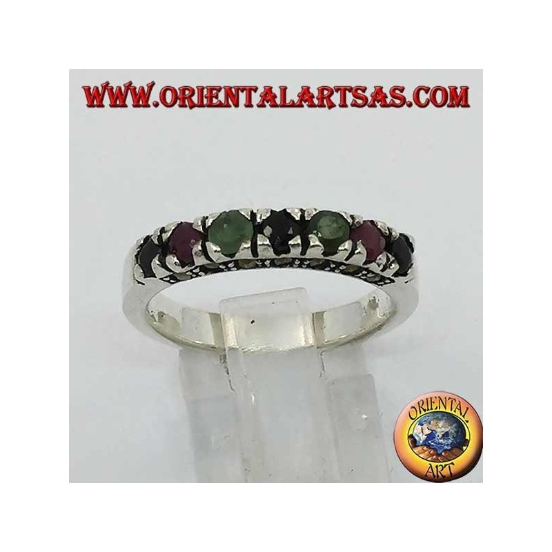 Bague en argent avec une rangée de rubis, d'émeraudes et de saphirs ronds sertis de marcassite