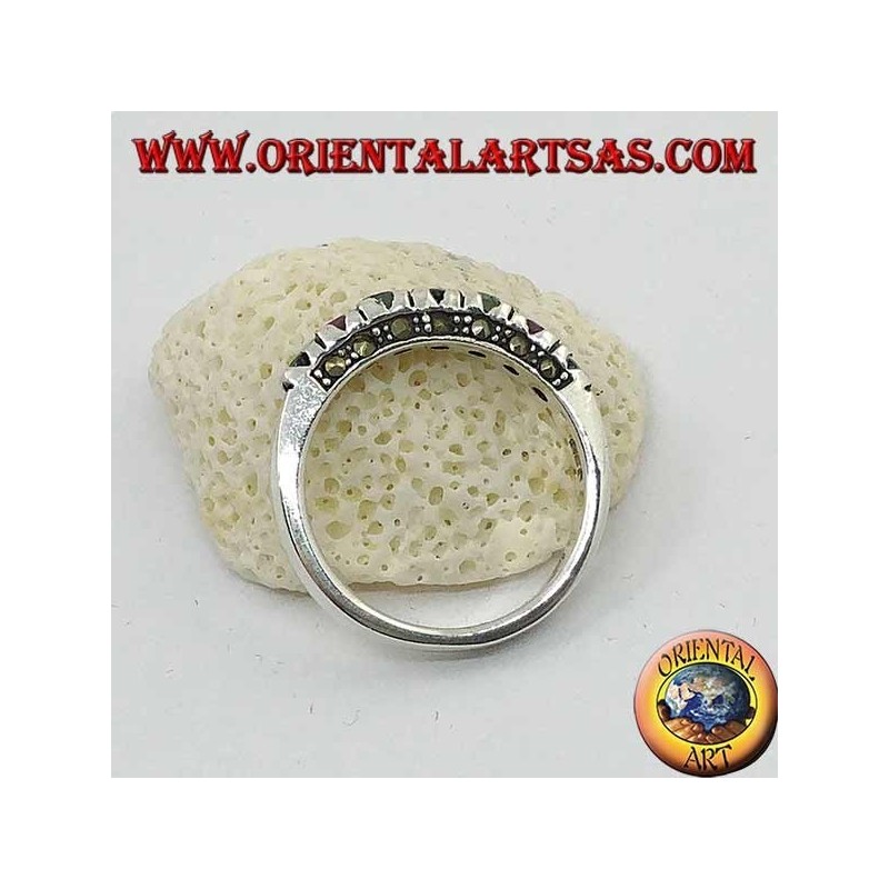 Anillo de plata con una hilera de rubíes, esmeraldas, zafiros redondos y marcasita.