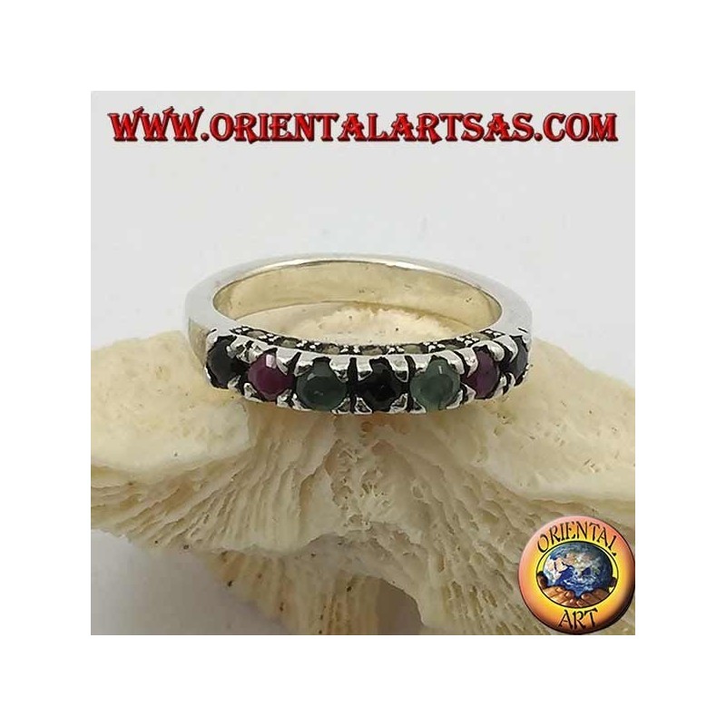 Bague en argent avec une rangée de rubis, d'émeraudes et de saphirs ronds sertis de marcassite