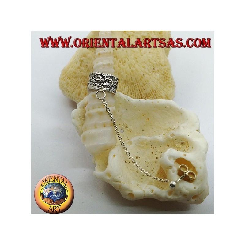 Orecchino Ear Cuff in argento con catenella, puntinato con tartarughe in rilievo