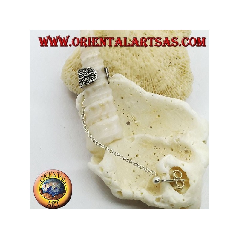 Pendiente de plata con cadena, punteado con tortugas en relieve.