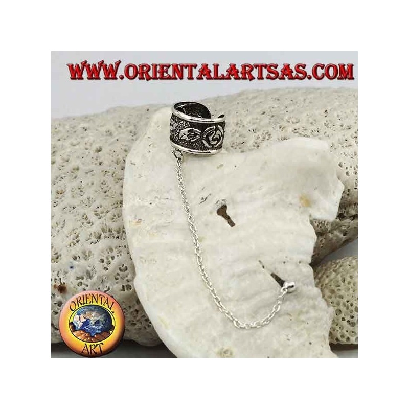 Pendiente de plata con cadena, rosas en alto relieve.