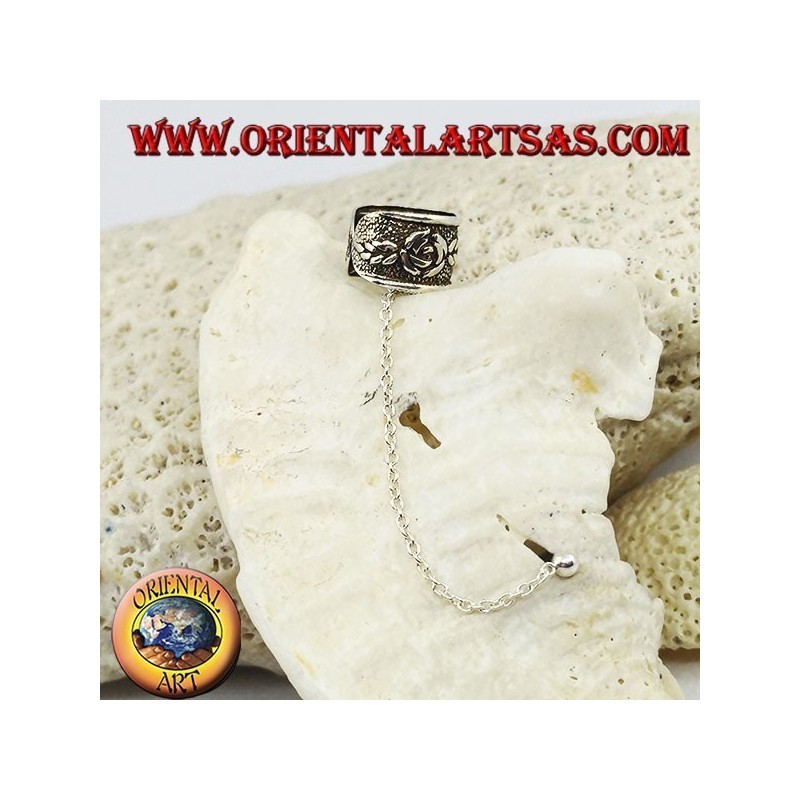 Pendiente de plata con cadena, rosas en alto relieve.
