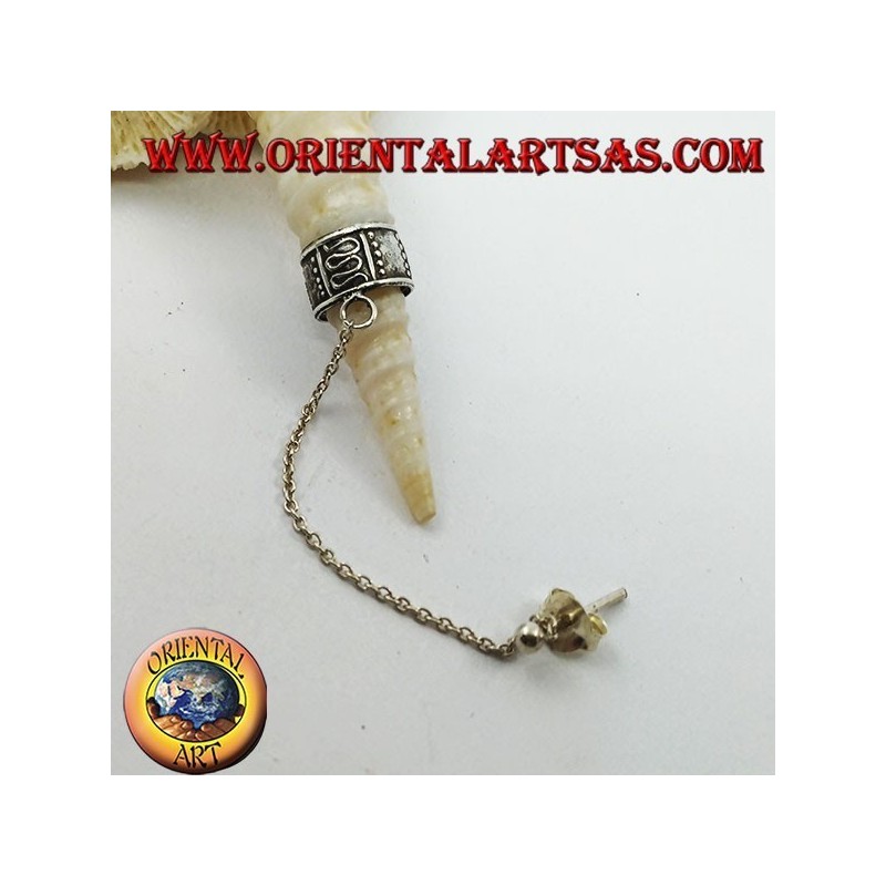 Arete de plata con cadena, serpentina y puntos en relieve.