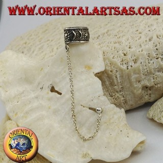 Arete de plata con cadena, lunas y estrellas en alto relieve.