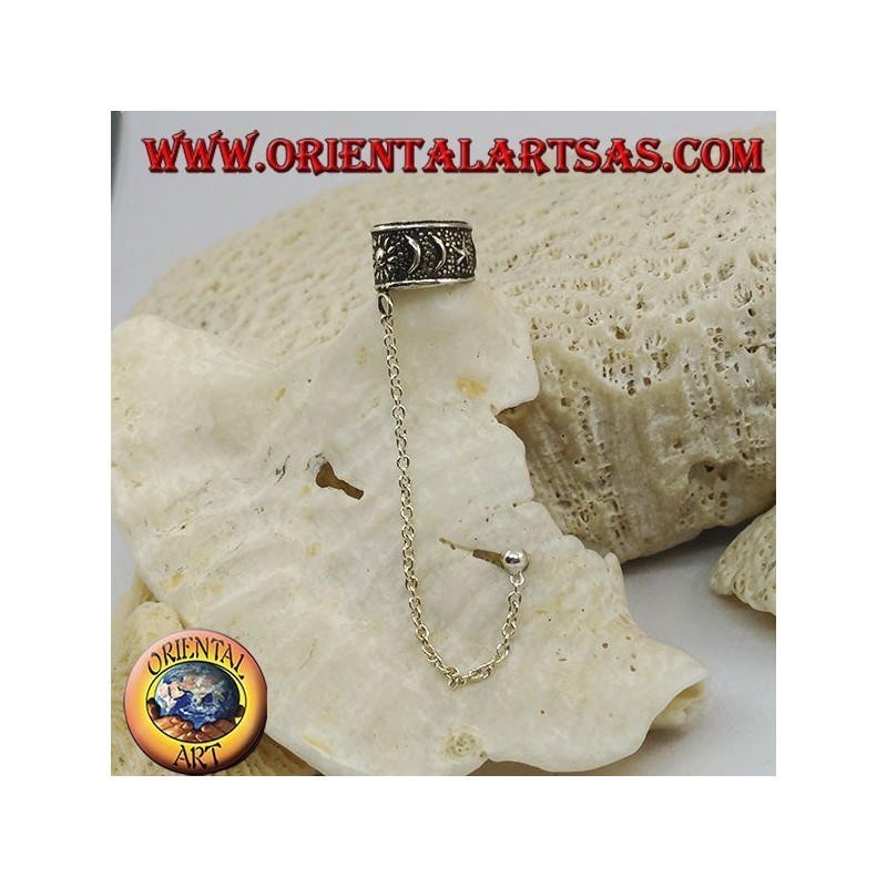 Arete de plata con cadena, lunas y estrellas en alto relieve.