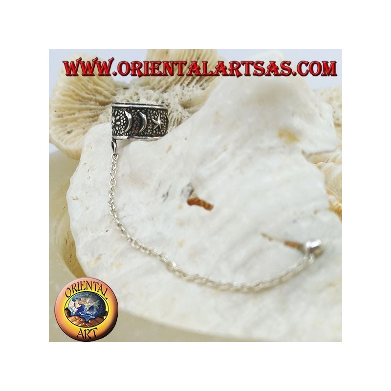 Arete de plata con cadena, lunas y estrellas en alto relieve.