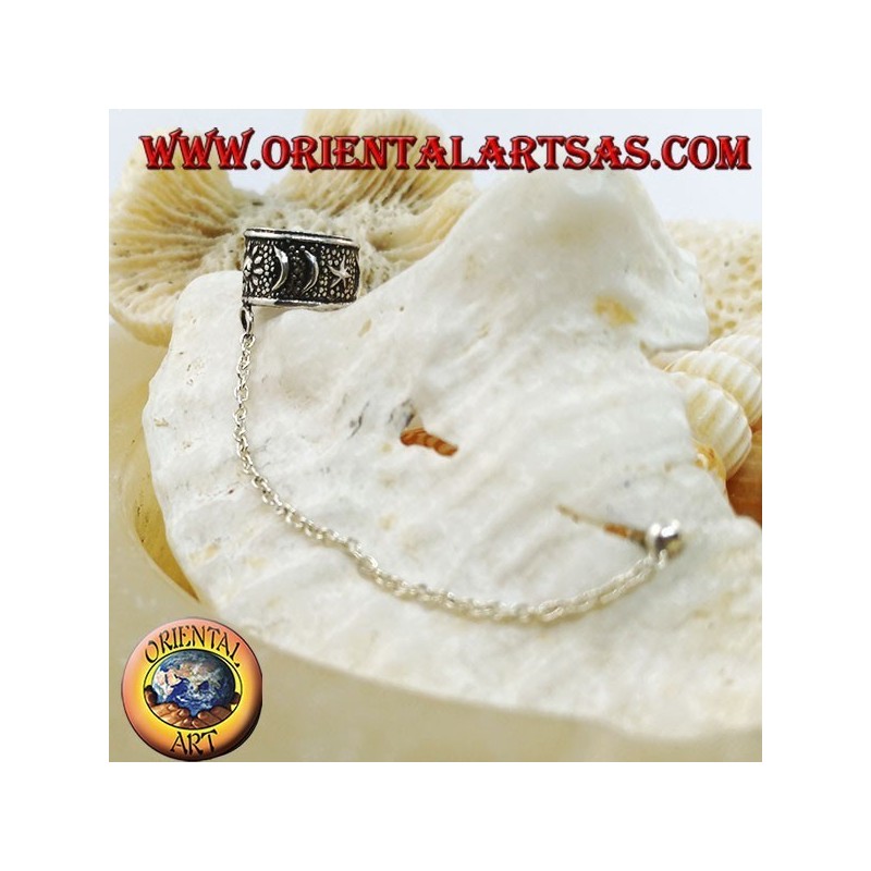 Arete de plata con cadena, lunas y estrellas en alto relieve.