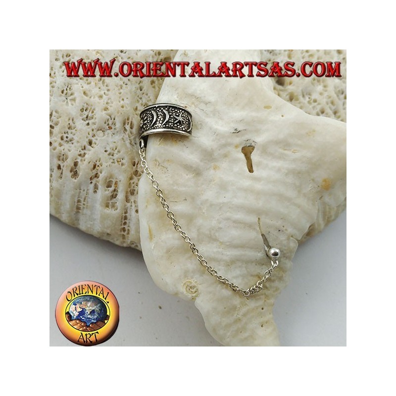 Arete de plata con cadena, lunas y estrellas en alto relieve.