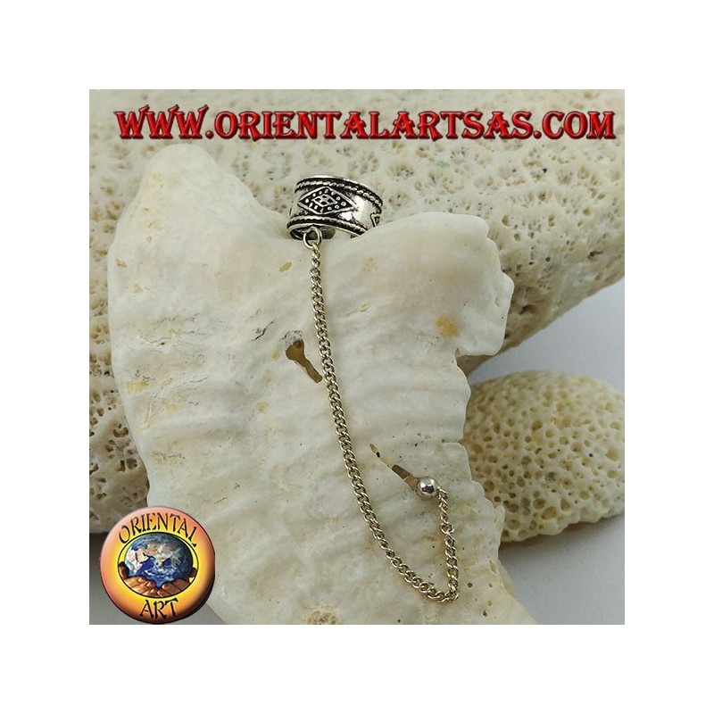 Orecchino Ear Cuff in argento con catenella, rombi in altorilievo