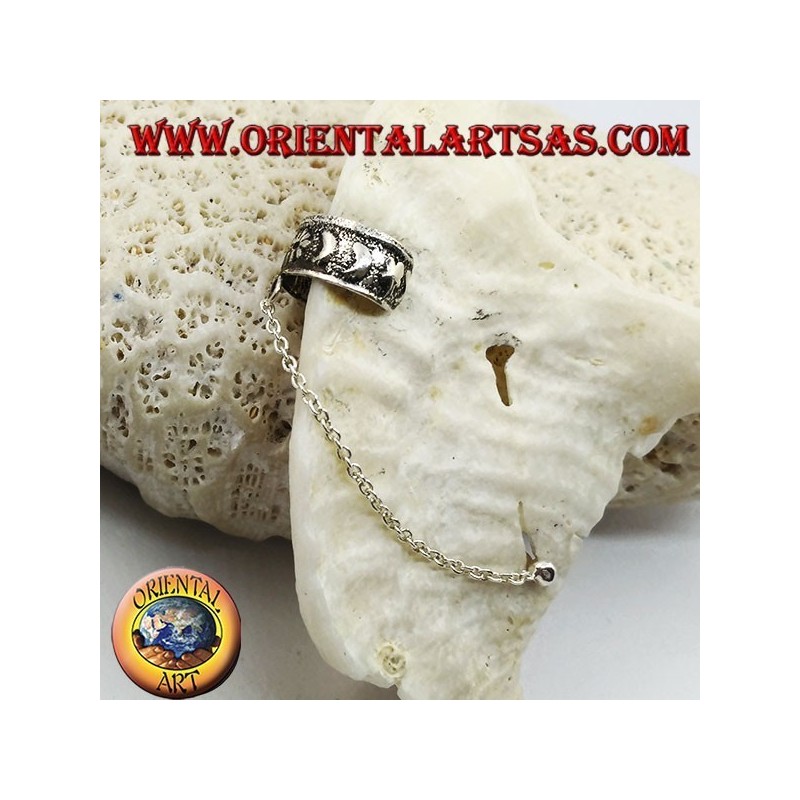Arete de plata con cadena, lunas y flores en alto relieve.