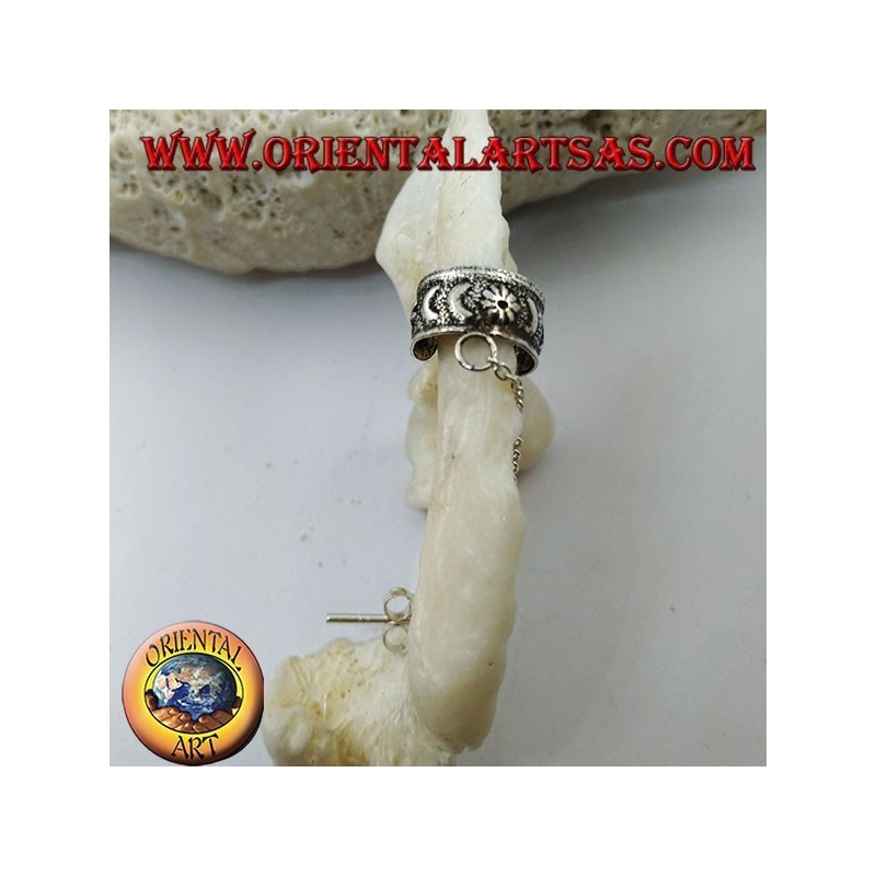 Arete de plata con cadena, lunas y flores en alto relieve.