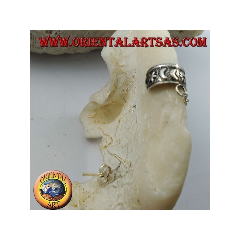 Arete de plata con cadena, lunas y flores en alto relieve.