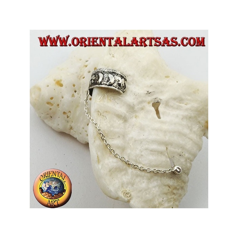 Arete de plata con cadena, lunas y flores en alto relieve.