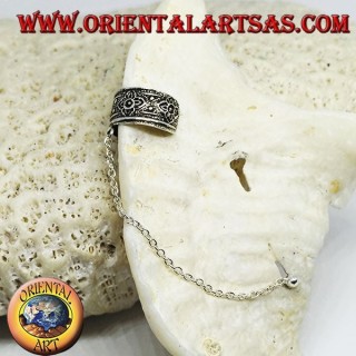 Arete de plata con cadena, lunas y flores en alto relieve.