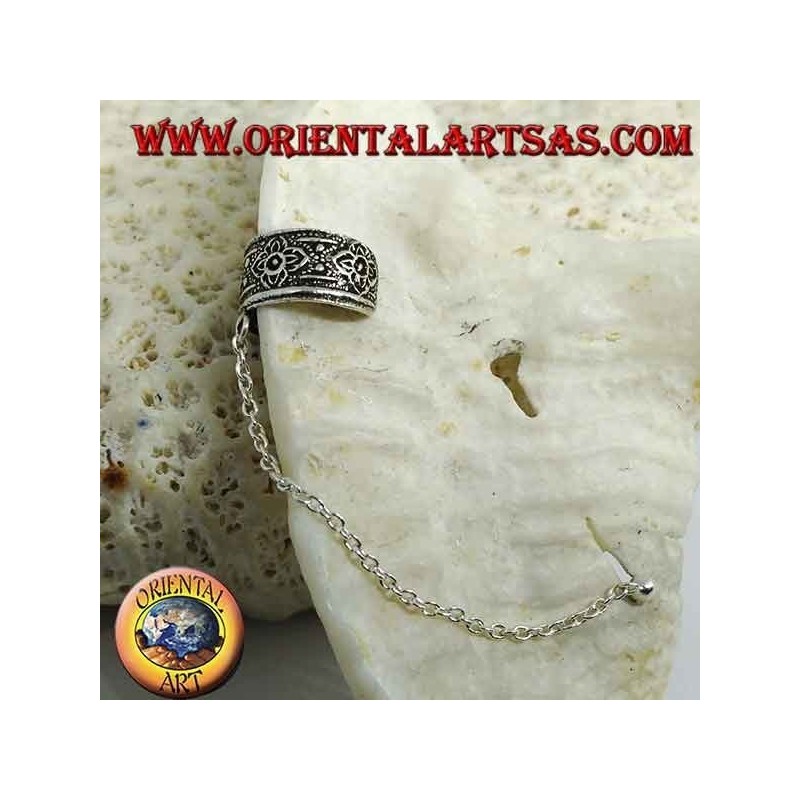 Orecchino Ear Cuff in argento con catenella, fiori in altorilievo