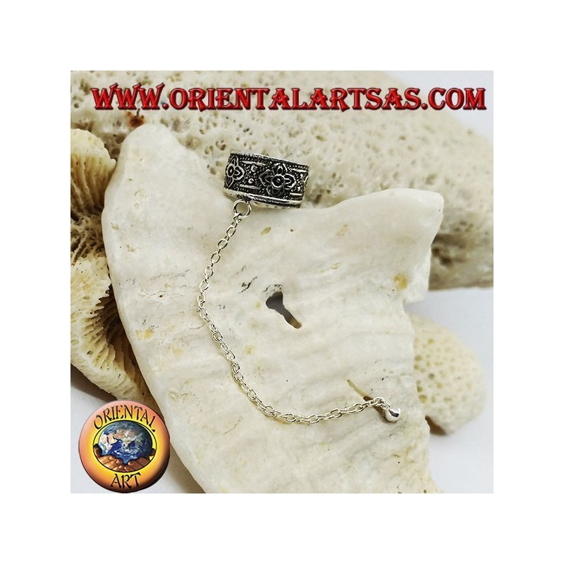 Arete de plata con cadena, lunas y flores en alto relieve.