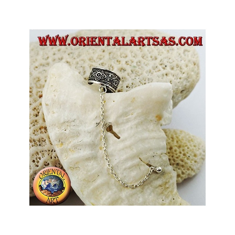 Arete de plata con cadena, lunas y flores en alto relieve.